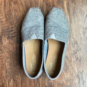 Tom’s Classic Slip on Shoe, Gray Size 8